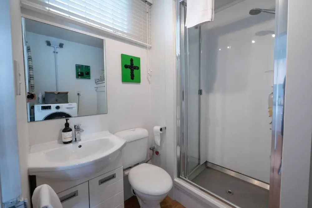 Centrally Located Light-filled Studio w/ Parking