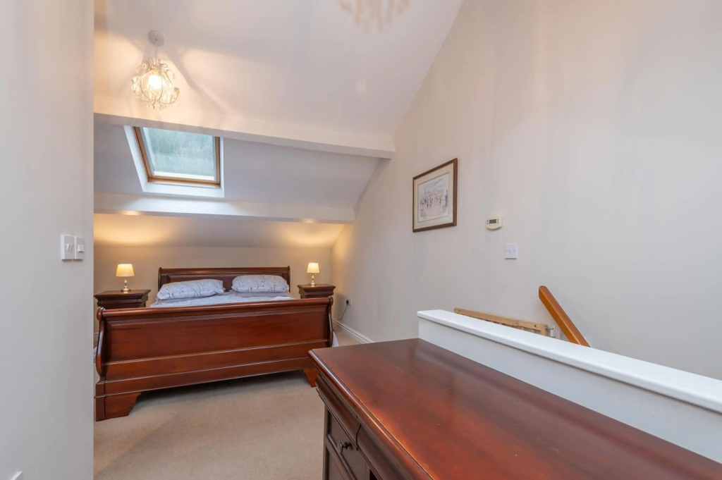 Sleeps 5 - 3 Bedrooms - walk to the square