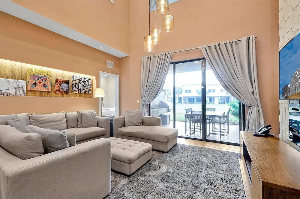Spacious Luxury 4BR Suite Near Disney