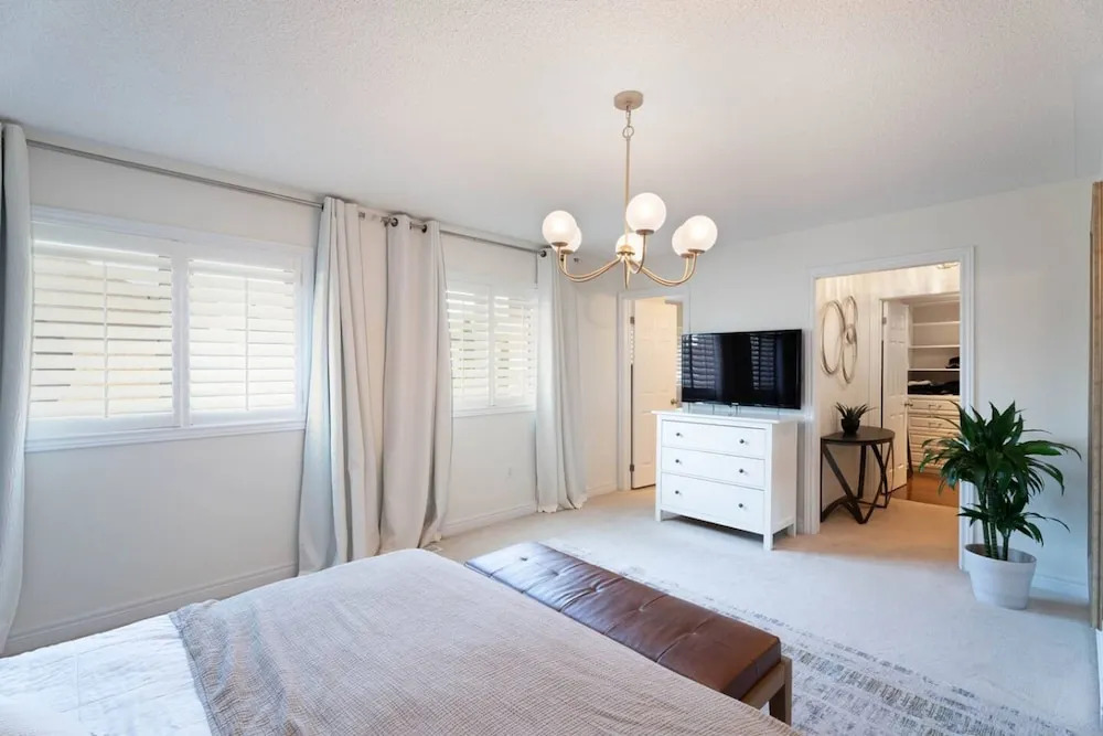 Stylish 4BR Oasis Peaceful Mississauga Location