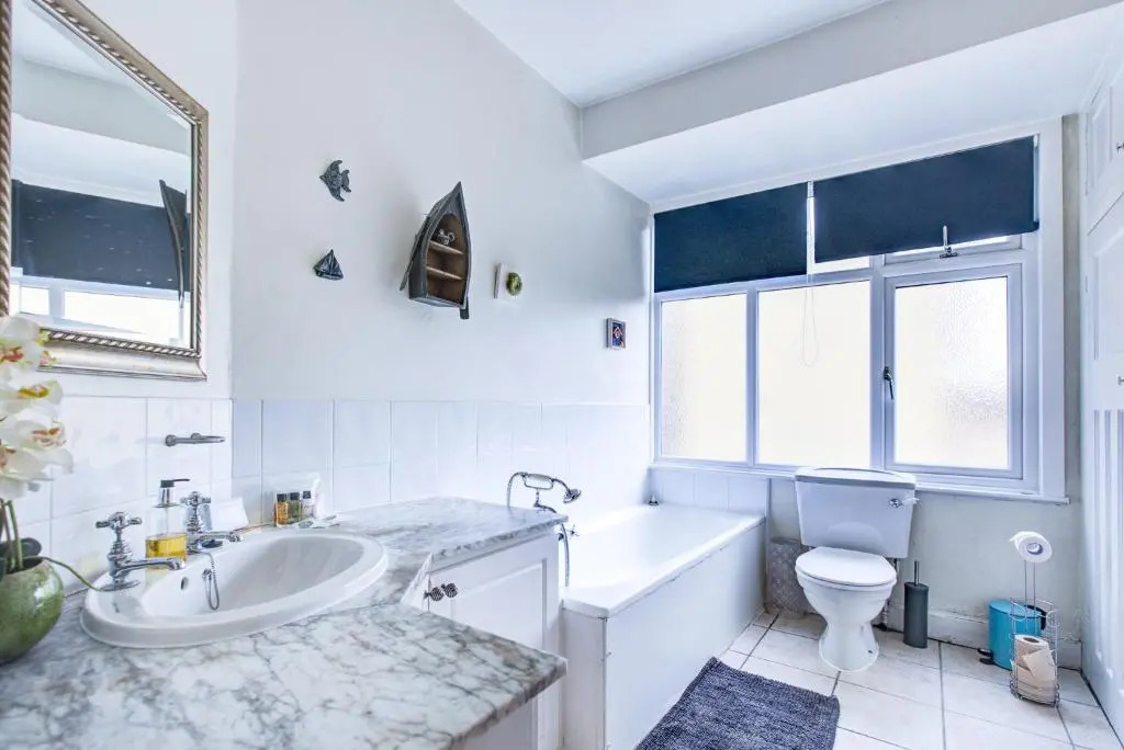 Entire 1bed Studio With Ensuite, Balcony & Parking