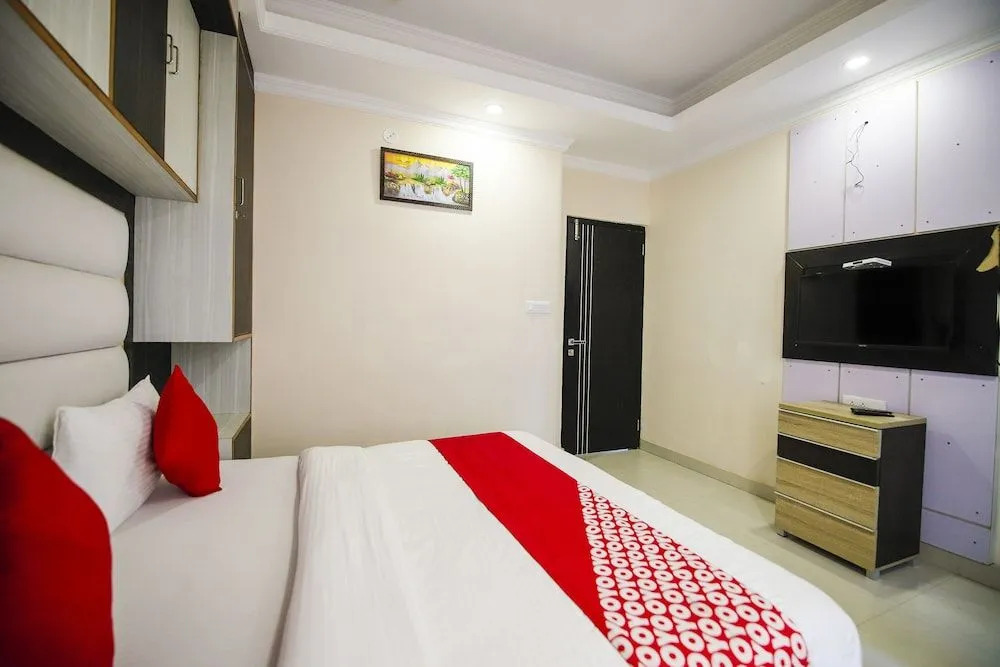 Oyo 18421 Uphill Courtyard