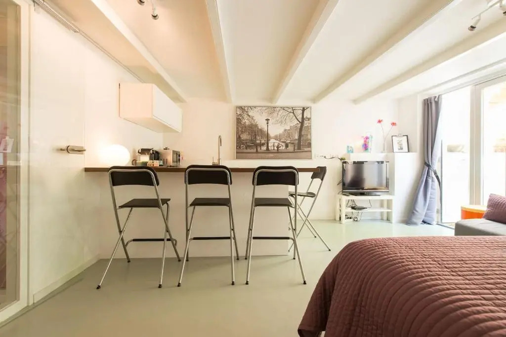 Quiet apartment for 4 at park in center