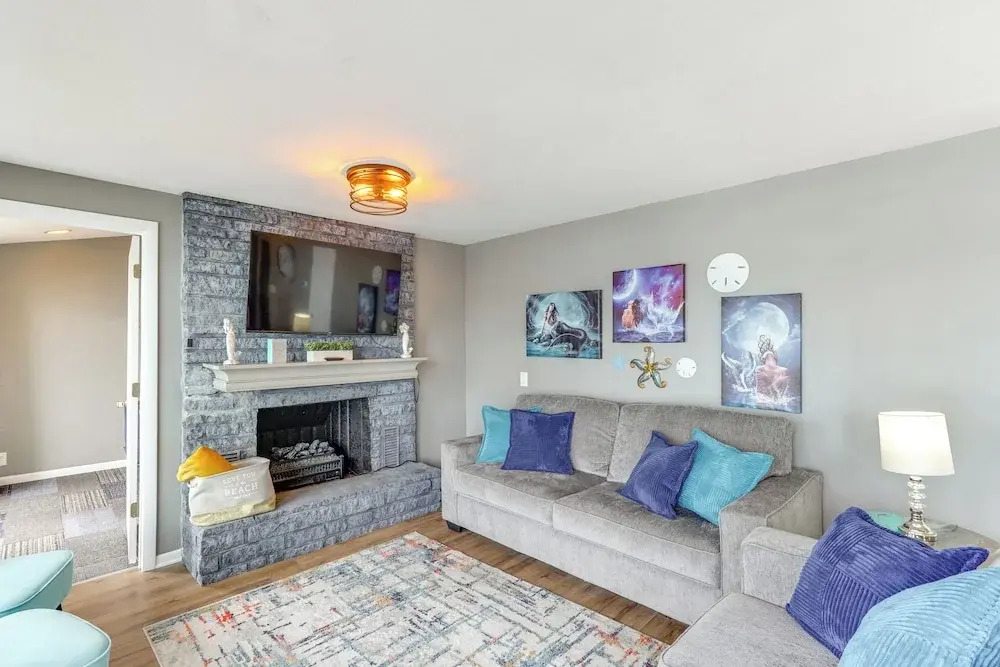 2 Decks, Lake Views! Group Escape in Osage Beach