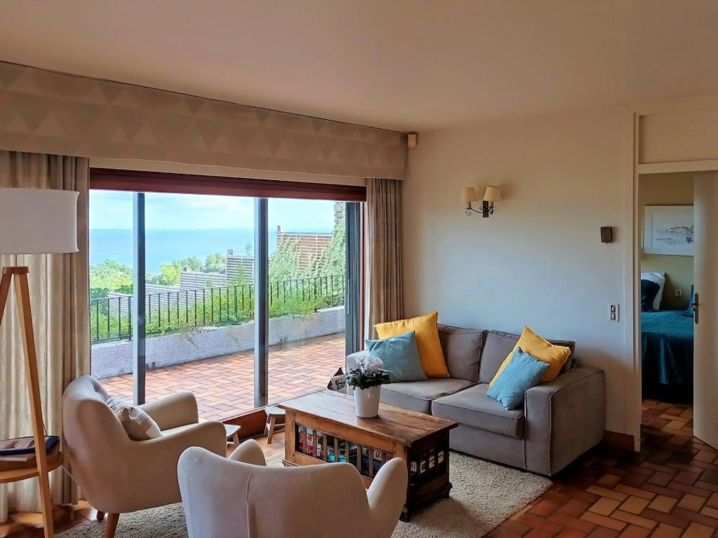 Lush Holiday Home in Bormes les Mimosas with Swimming Pool