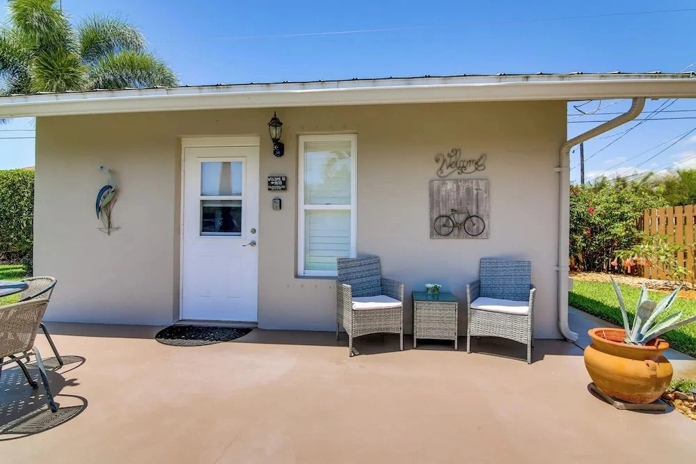 1 Mi to Vanderbilt Beach! Walkable Couples Haven