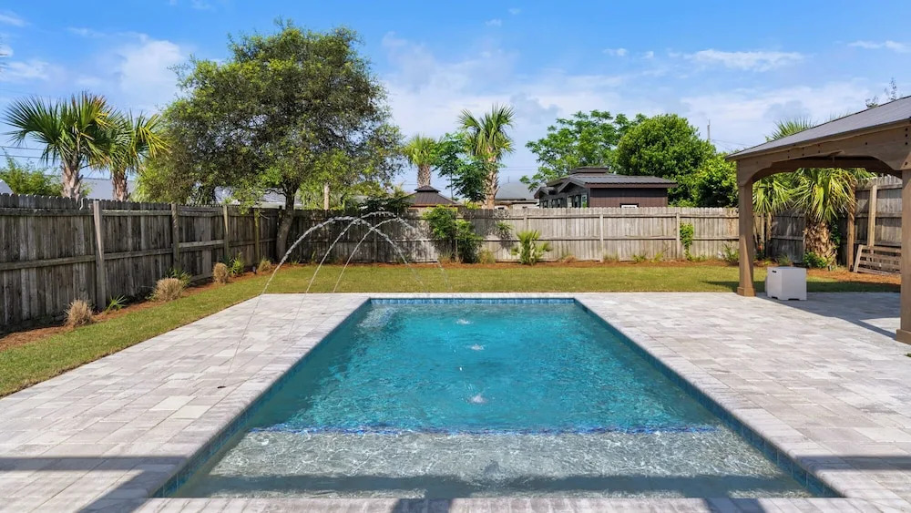4 Minutes to the Beach! Cute & Coastal With Room for 9
