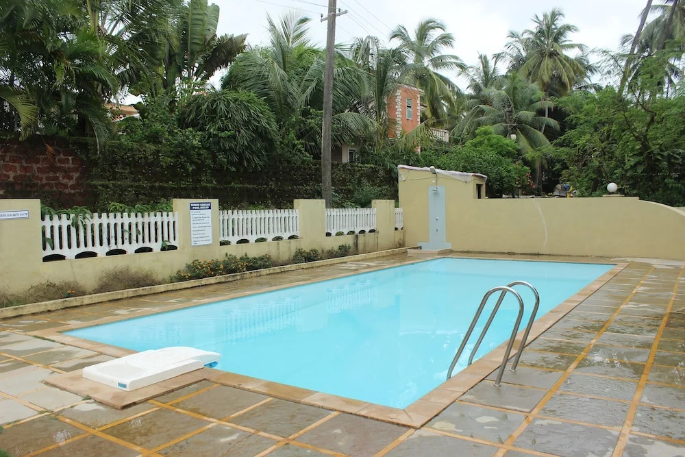 OYO 9887 Home 3BHK Near Club Cubana
