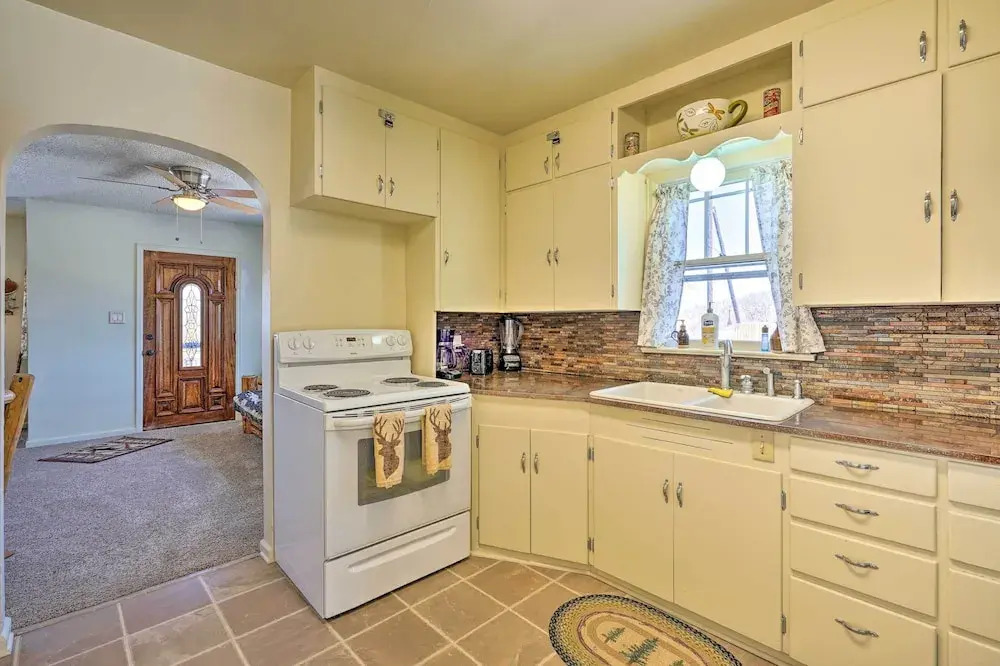 Walk to Arkansas Riverwalk Trail: Cañon City Home