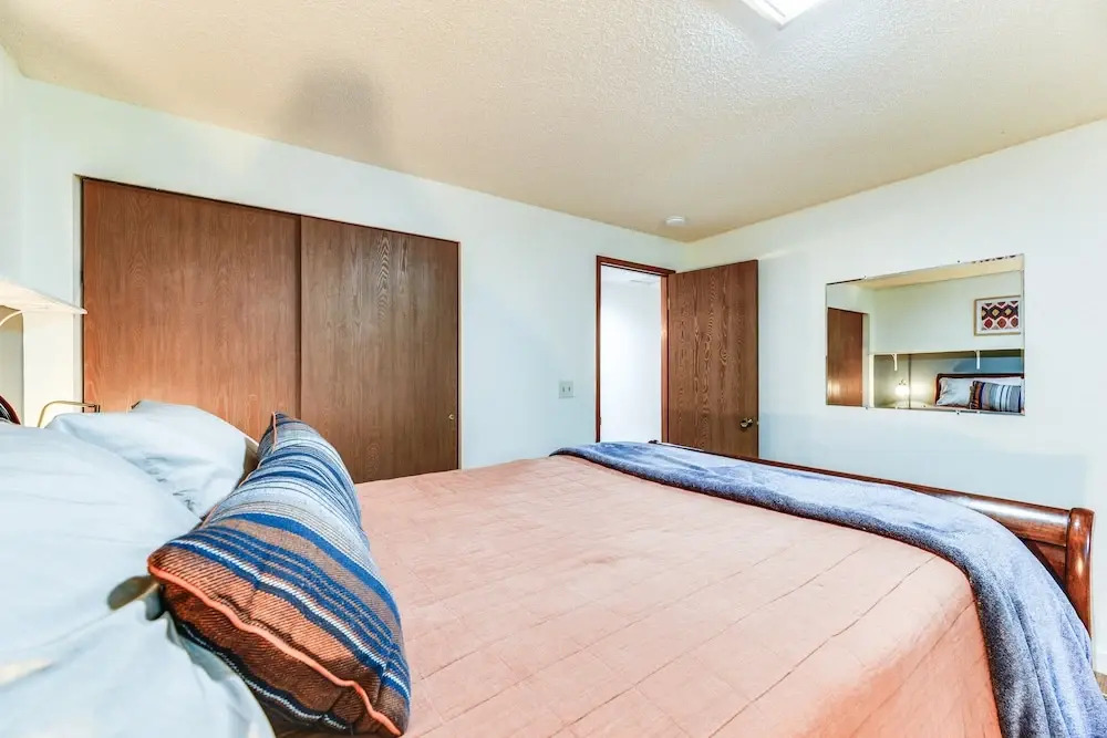 Charming Union Home w/ Deck ~ 2 Mi to Hood Canal!