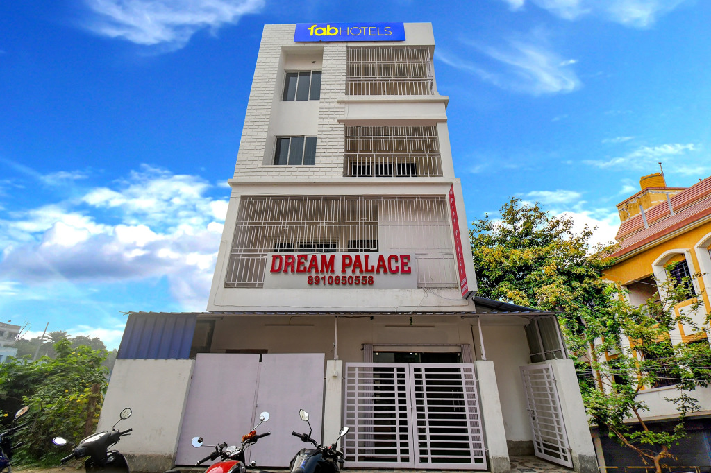 FabHotel New Dream Palace - Nr Acropilose Mall And Ruby Hospital