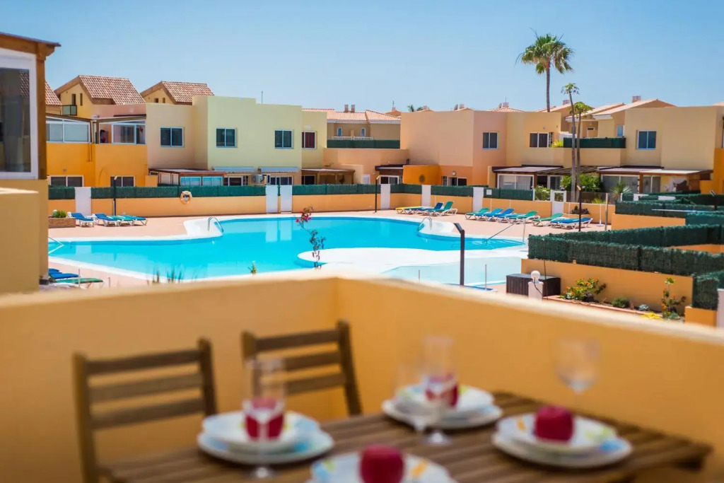 Family Apartment Delfines in Heart of Corralejo- Only 1 min to Sea, with Pool & Free Wifi by Holidays Home