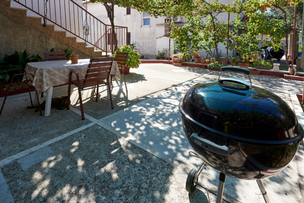Apartment Ivo - with garden: A1 Trogir, Riviera Trogir