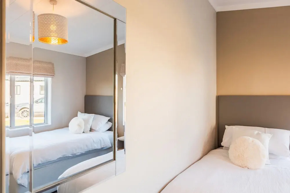 St Helens 2-bed Lodge, Sleeps 4, Pets Ok & Pool