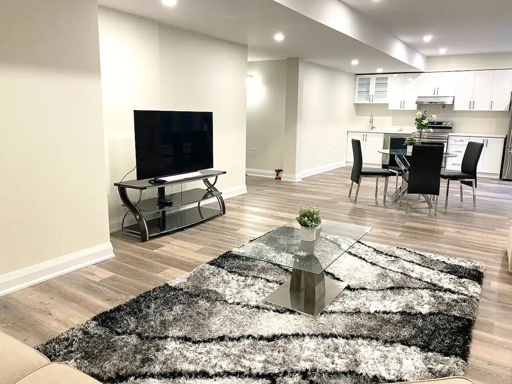 Brand New Basement Apt next to Beach & Go Train