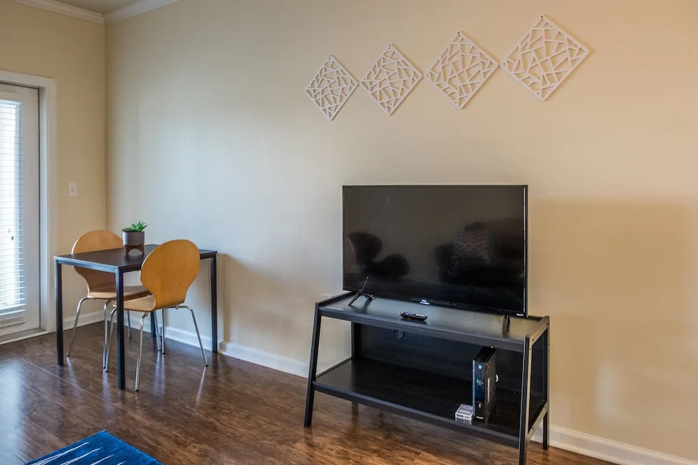 Southside 1 BR Apt with Parking by Frontdesk