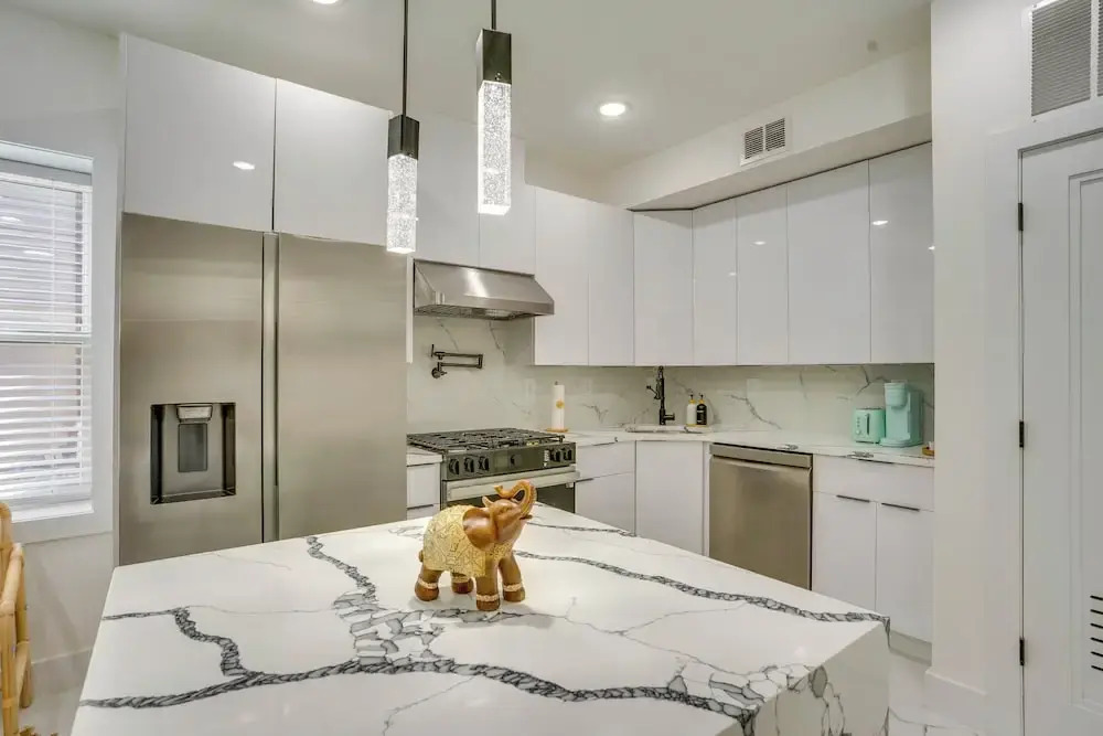 6 Mi to Times Square: Stylish Jersey City Retreat