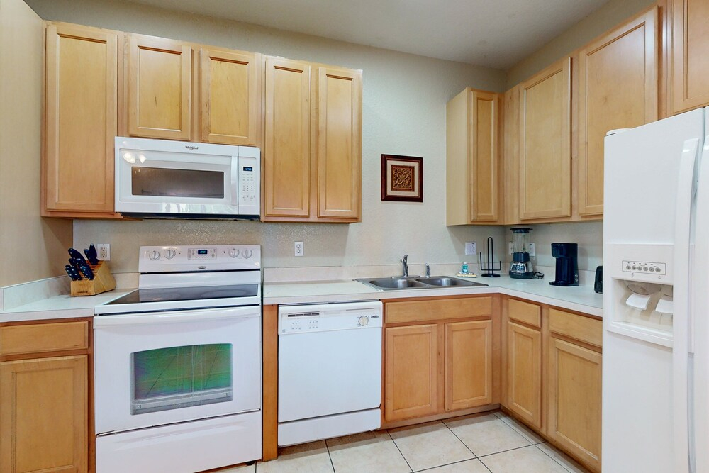 Gated-entry Townhome, With Shared Pool, Central AC, Near Theme Parks