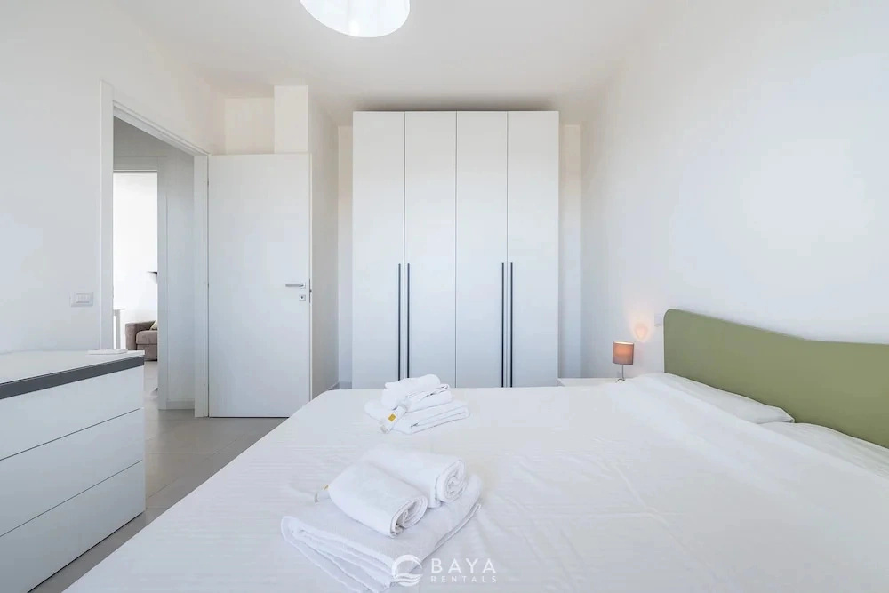 Modern Bright 2BR Retreat With Balcony