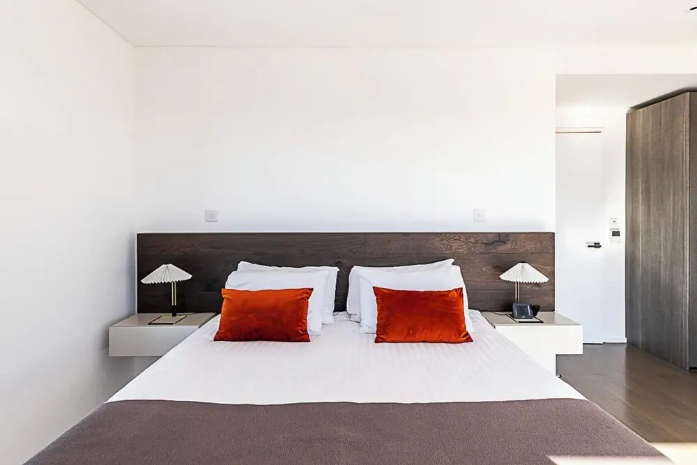 Luxurious 3-bed Sky-high Battersea Gem