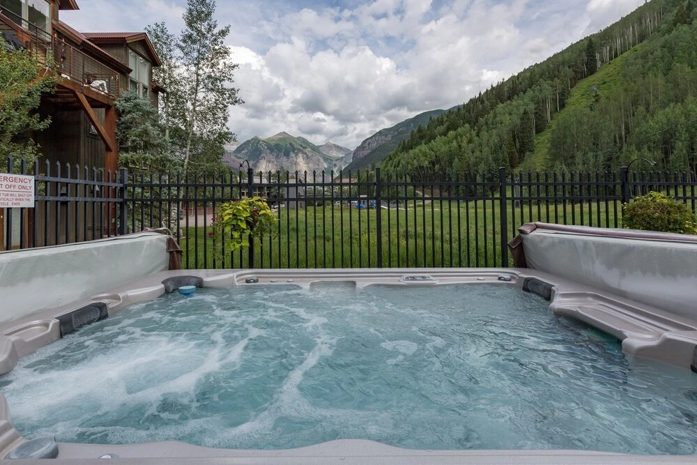 Slopeside Paradise Penthouse At Lift 7, Views, Fireplace, Deck, Hot Tub 3 Bedroom Condo by RedAwning