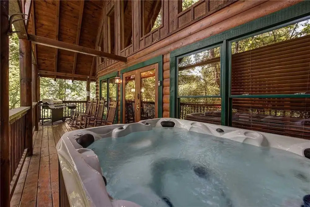 Holly Berry 4 Bedroom Home with Hot Tub