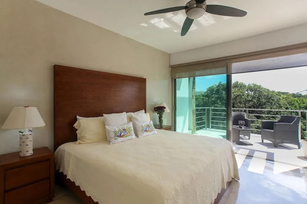 Luxurious & Central Condo In Playa Steps From The Beach