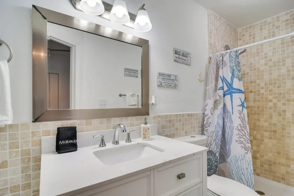 Walk to Art District + Beach: Pet-friendly Getaway