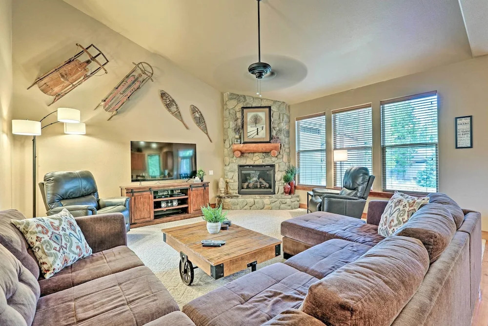 Spacious Sunriver Home w/ Hot Tub & Gas Grill