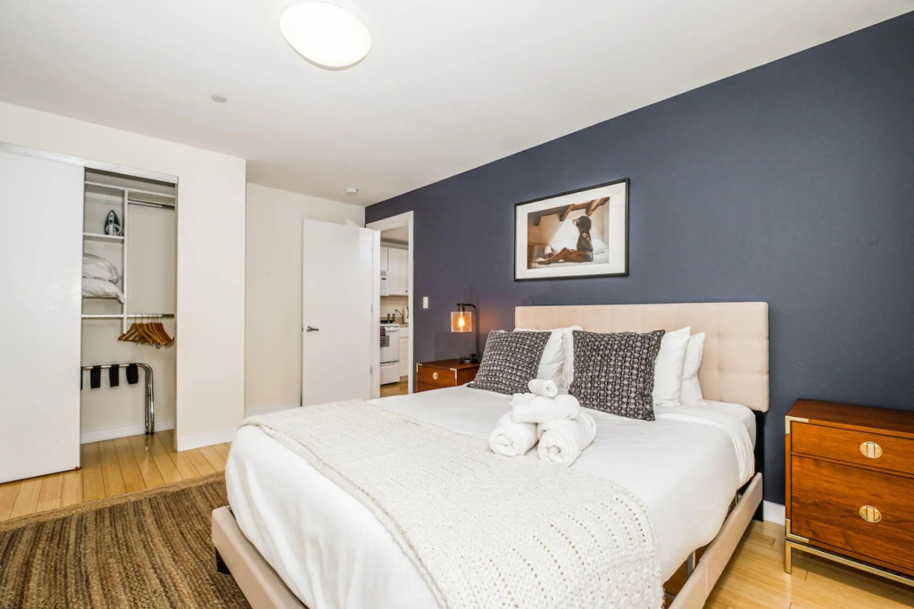 Modern 2BR + 100 Walkscore | Theatre District | Evonify
