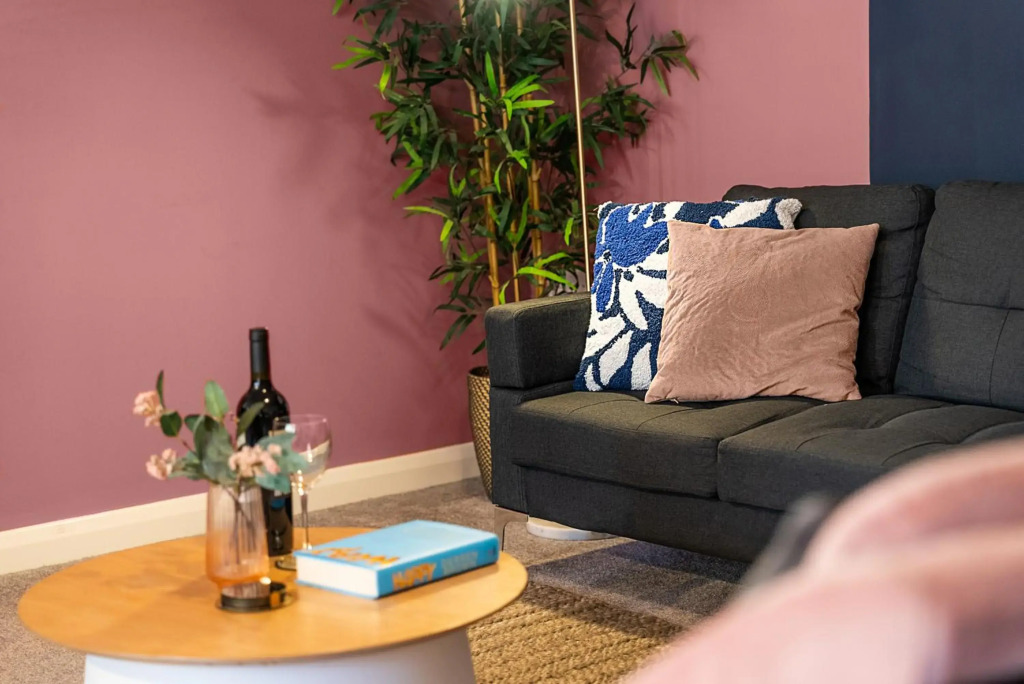 Glevum Lodge - 2BDRM Town Centre Apartment with open plan living area & walk in shower