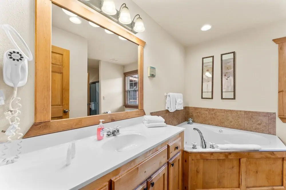 Dakota Lodge 2 Bedroom Home by RedAwning