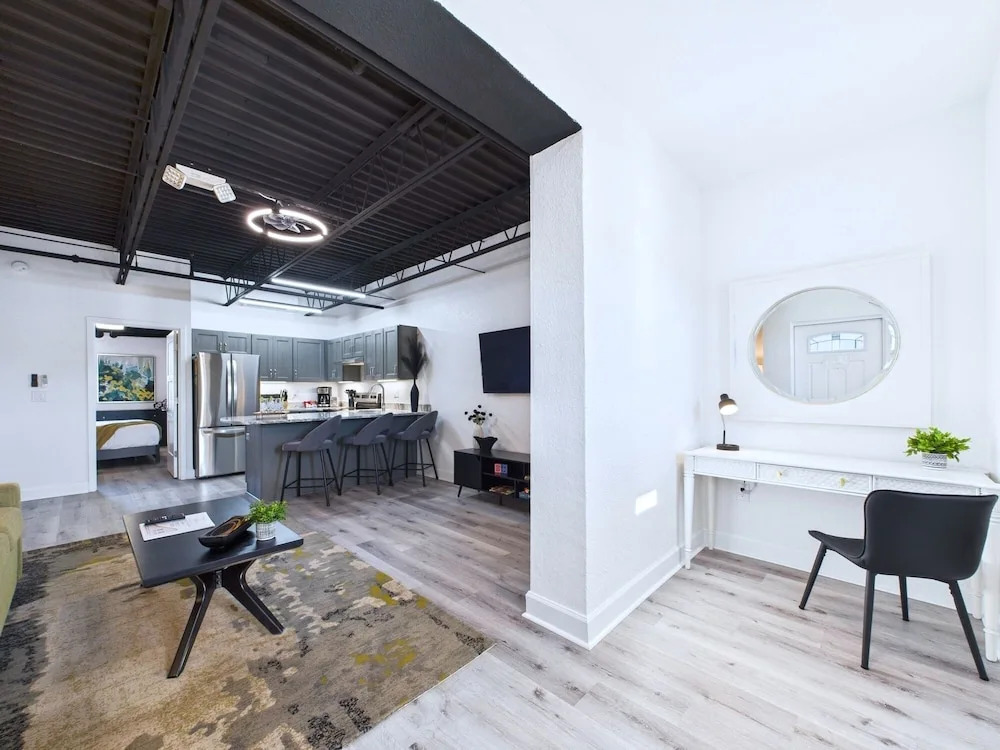Minutes to Port Loft Near Dining Fun -unit 207