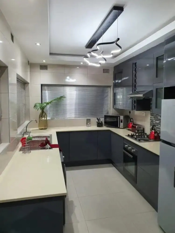 Posh 3 bedroomed guesthouse in Hillside with pool - 2039