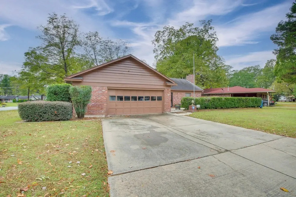 Spacious Little Rock Home w/ Patio - 9 Mi to Dtwn!