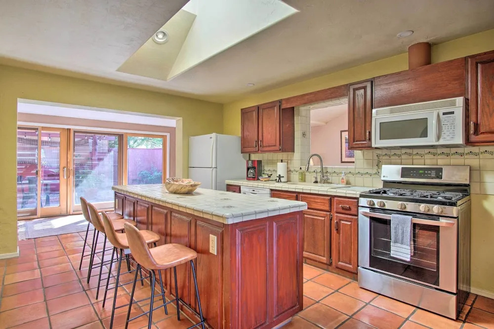 Stylish Tucson Home: Backyard Oasis w/ Grill!