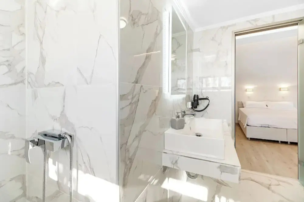 Luxury Villa- Sleeps 6 - Views Pool Hot Tub