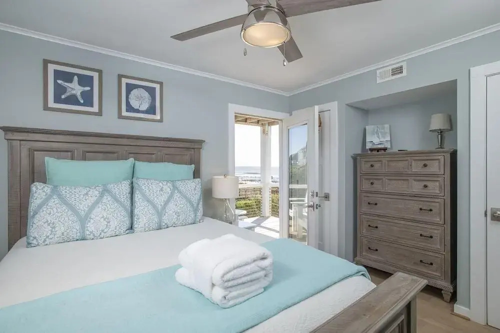 The Green Flash 4 Bedroom Home by RedAwning