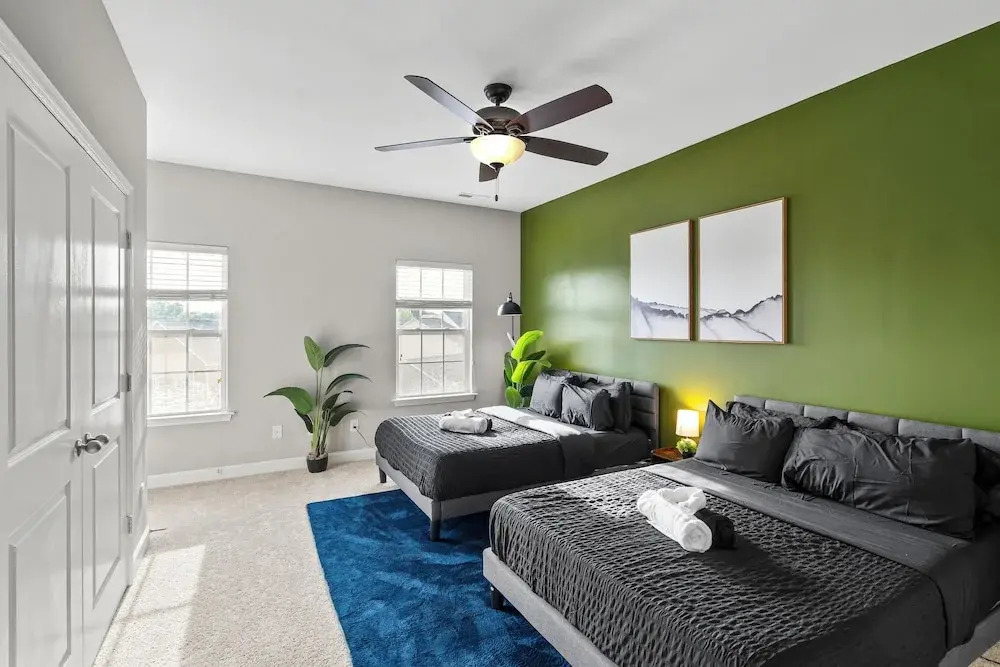 Upscale King 3BR Townhouse in Pineville