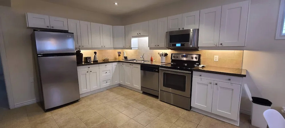 Spacious 2 BR, 3 Beds, Sleeps 6, Kitchen, Laundry