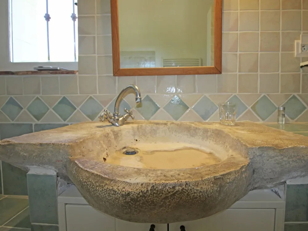 Beautiful, renovated Bastide with private pool and panoramic views, 3km from Apt