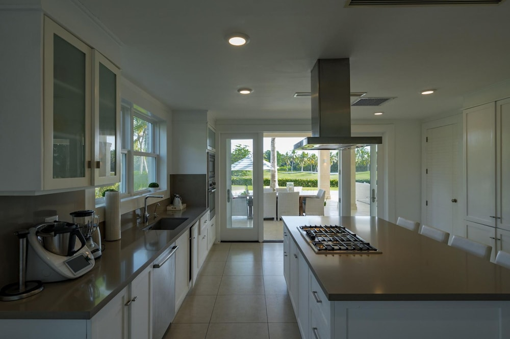 Arrecife 39 - Spacious 5BR Villa Near Beach Golf