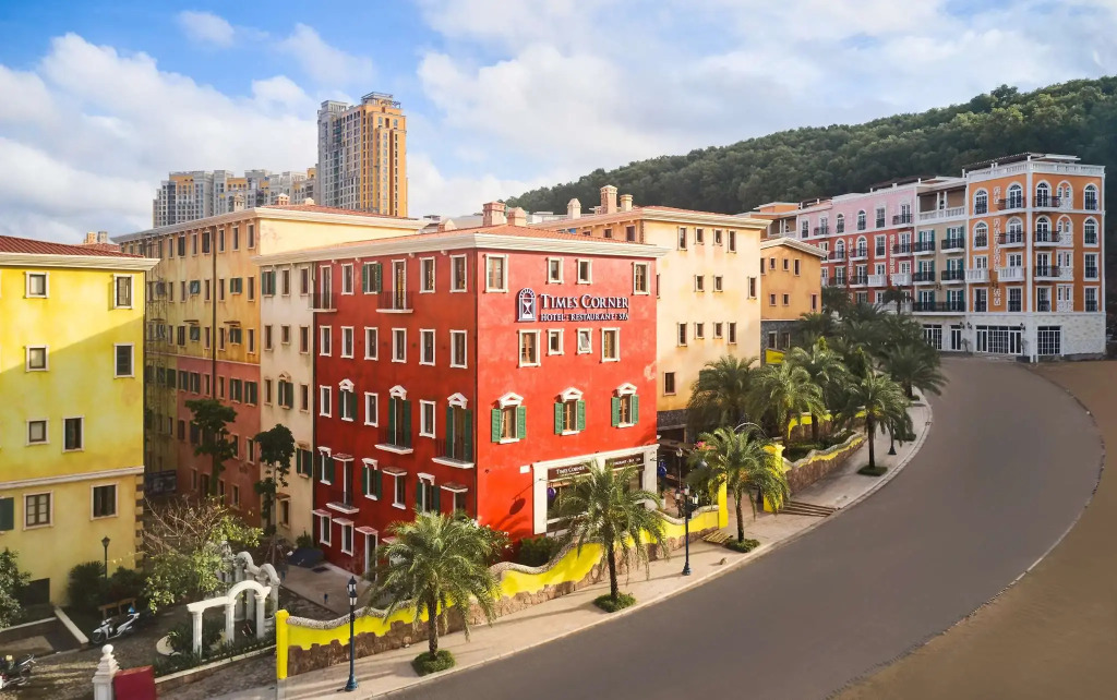 Times Corner Sorrento Hotel - Complimentary Sunset Town Tour 4pm to 5pm everyday
