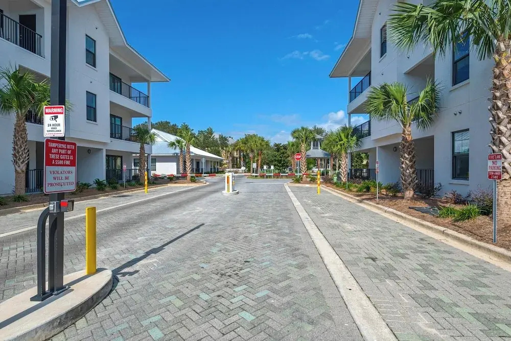 2BR Near Gulf Place w/ Pool, Grill + Free Tickets: Dolphin Cruise & More!
