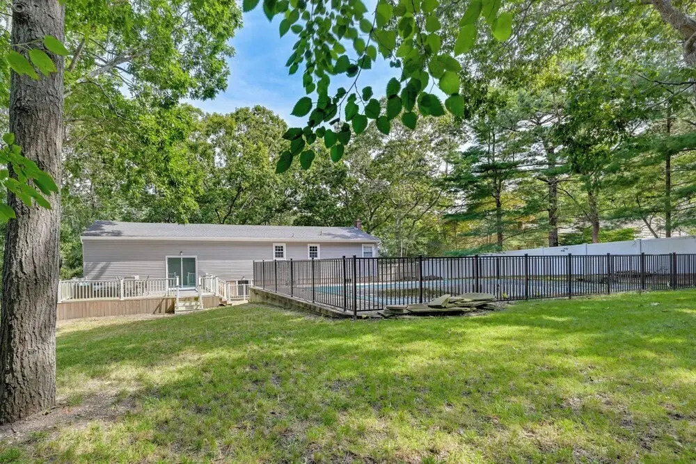 Hampton Bays Retreat: Walk to Squires Beach!