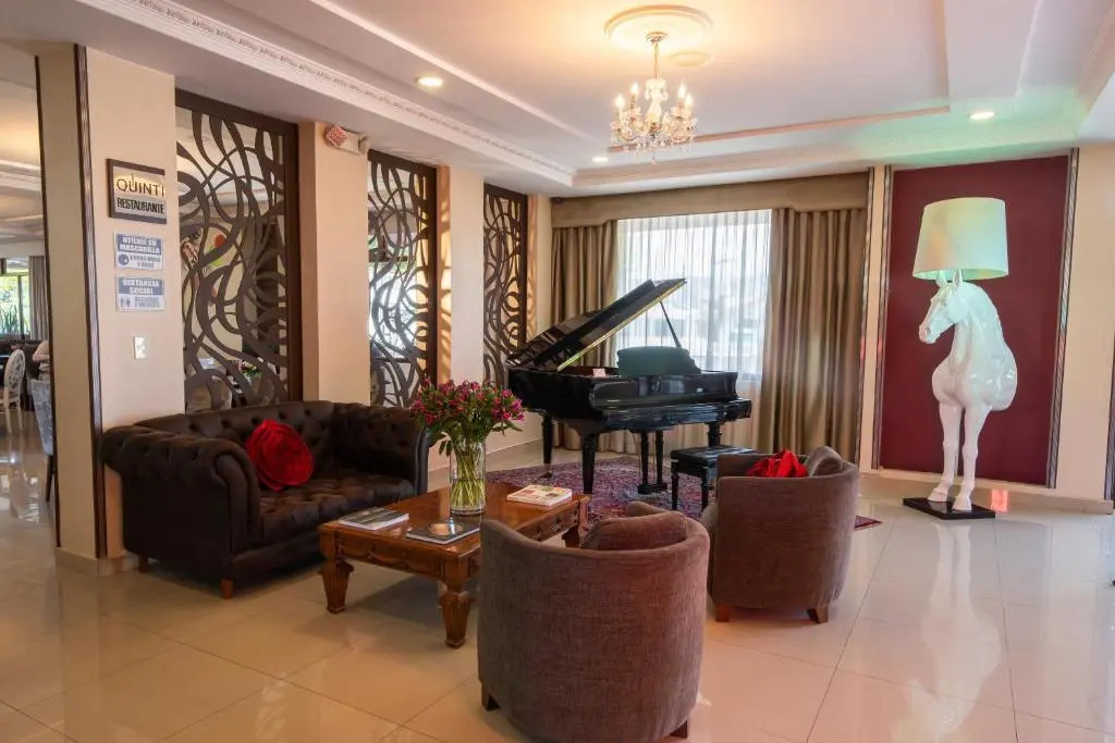Quindeloma Art Hotel & Gallery