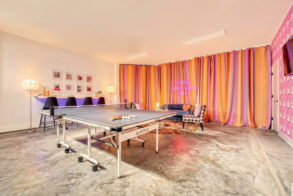 Taylor Swift Home Rooftop Hot Tub Movie Theater