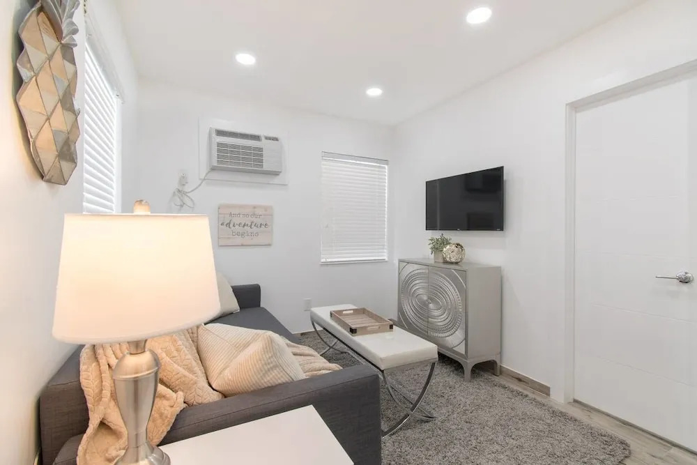 Cozy 1 BR W Parking Space, Near Beach - 5