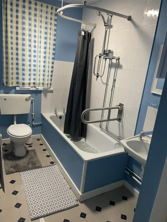 3 Bed House - Sleeps 5 - Parking - Wifi