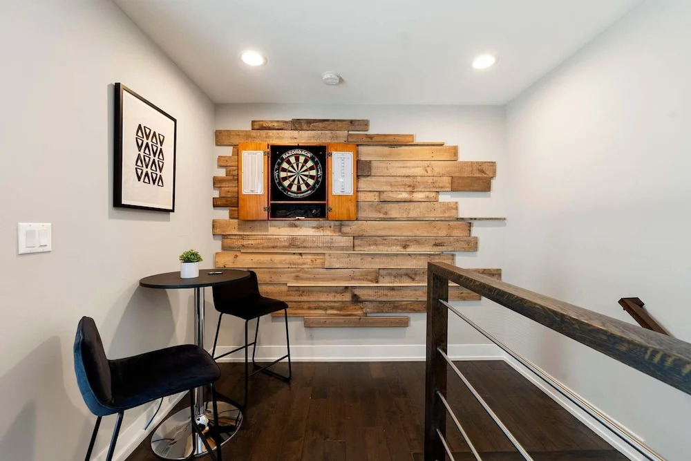 Magnificent NEW Home w 8 Beds Free Parking
